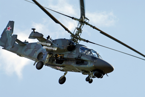 Rusia akan meneruskan pembuatan helikopter serang Ka-52 versi marinir. Foto: AP