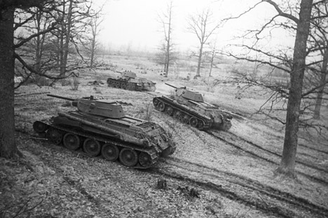 Tank T-34 di  Front Belorusia Ketiga, tahun 1944. Foto: RIA Novosti