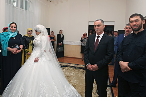 Acara penikahan seorang gadis berusia 17 tahun, Kheda Goylabiyeva dari desa Chechnya, dengan kepala departemen kepolisian setempat Nazhud Guchigov yang telah berusia 57 tahun. Foto: AP