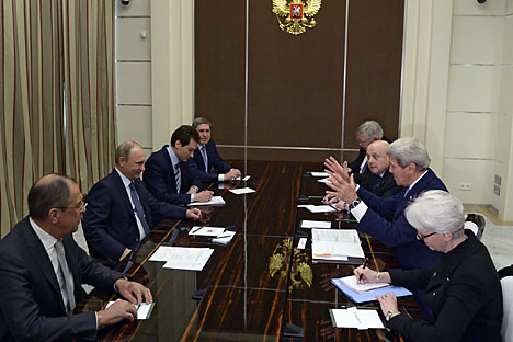 Menteri Luar Negeri AS John Kerry dan Presiden Rusia Vladimir Putin berbicara pada awal pertemuan bilateral di kediaman presiden Bocharov Ruchey di Sochi, 12 Me 2015. Foto: EPA