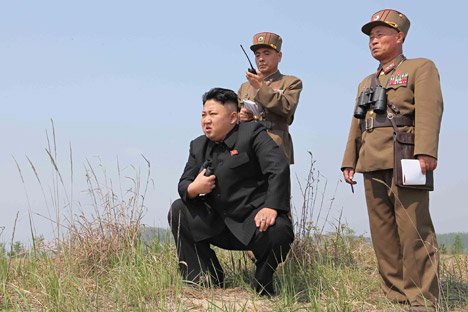 Pemimpin Korea Utara Kim Jong Un (tengah) memandu latihan peluncuran roket ganda dari subunit perempuan yang berada di bawah KPA Unit 851, di foto tanpa tanggal yang dirilis oleh Korean Central News Agency (KCNA) Korea Utara. Foto: Reuters