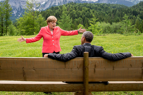Kanselir Jerman Angela Merkel berbicara dengan Presiden AS Barack Obama di luar Istana Elmau di Kruen dekat Garmisch-Partenkirchen, Jerman, 8 Juni 2015. Foto: Reuters
