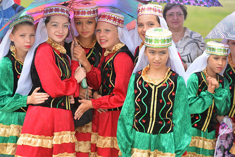 Para anak-anak perempuan Rusia dengan pakaian nasional ini ikut serta dalam perayaan hari libur orang Tatar Sabantuy 2015 di Troitsk. Foto: RIA Novosti