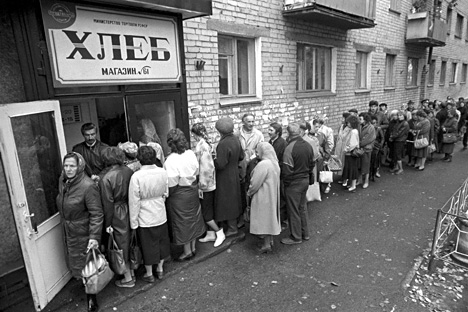 Antrean untuk membeli roti, kota Chita di Timur Jauh Rusia, tahun 1991. Foto: Vladimir Sayapin/TASS