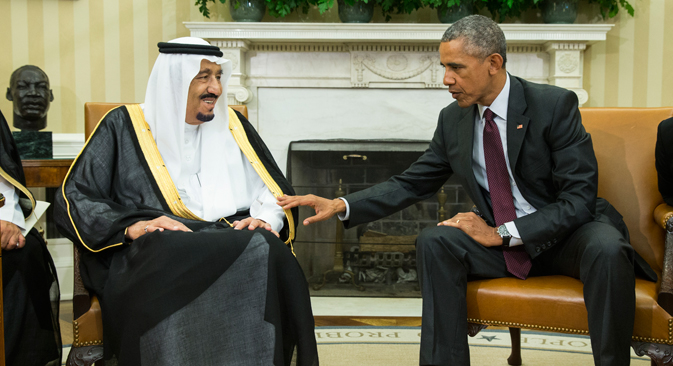 Presiden Barack Obama (kanan) bertemu dengan Raja Salman dari Arab Saudi di Ruangan Oval Gedung Putih di Washington, AS. Pertemuan tersebut berlangsung saat Arab Saudi meminta jaminan dari AS bahwa kesepakatan nuklir Iran dilengkapi dengan sumber daya yang diperlukan untuk membantu memeriksa ambisi regional Iran.