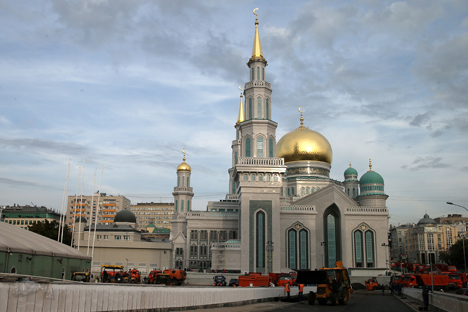 Kedua menara masjid ini memiliki ketinggian 78 meter. Salah satunya menyerupai menara Spasskaya Kremlin Moskow, dan yang kedua menyerupai menara Syuyumbik Kremlin Kazan. 