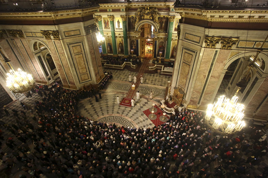 People attend a religious service commemorating victims of a Russianairliner which crashed in Egypt, at St. Isaac's Cathedral in St.Petersburg, Russia November 8, 2015. An Airbus A321, operated byRussian airline Kogalymavia under the brand name Metrojet, crashed onOctober 31 shortly after taking off from the Red Sea resort of Sharmal-Sheikh on its way to St. Petersburg, killing all 224 people onboard.