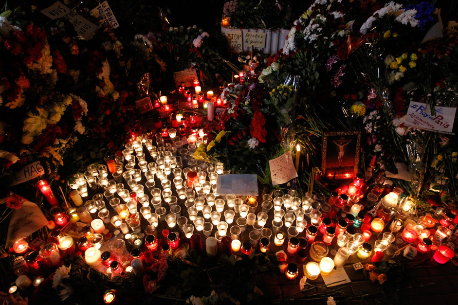 Viele Einwohner von Moskau kamen zur französischen Botschaft, wo sie Blumen niederlegten, Kerzen aufstellten und Trauerbotschaften hinterließen.