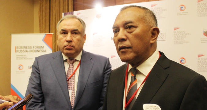 Direktur Dewan Bisnis Rusia-Indonesia Mikhail Kuritsyn (kiri) dan Wakil Kepala Dewan Bisnis Indonesia-Rusia (IRBC) Didie W. Soewondho dalam sesi jumpa pers seusai Forum Bisnis Rusia-Indonesia yang diadakan di Hotel Ritz-Carlton, Jakarta, Rabu (2/12).