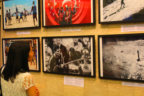 Seorang pengunjung sedang memperhatikan beberapa foto yang dipamerkan di Pusat Kebudayaan Rusia, Jakarta.