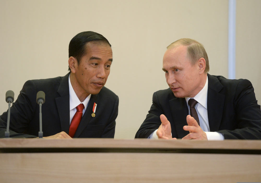 Presiden RI Joko Widodo dan Presiden Rusia Vladimir Putin pada sesi konferensi pers di keresidenan Bocharov Ruchei, di Sochi, 18 Mei 2016.