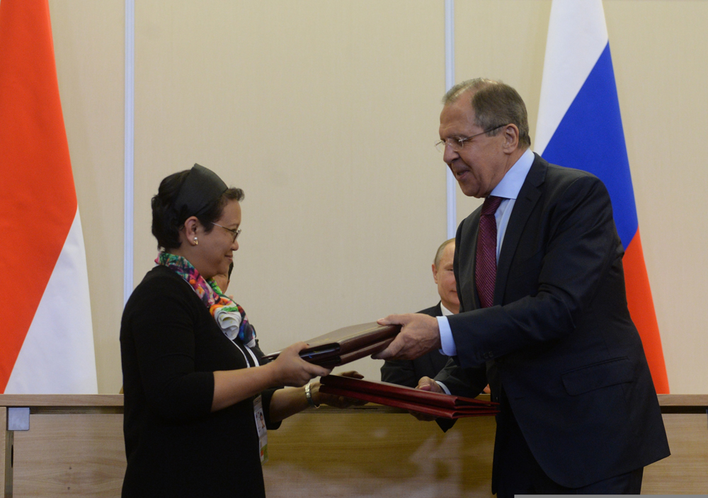 Menteri Luar Negeri RI Retno Marsudi (kiri) dan Menteri Luar Negeri Sergey Lavrov selama penandatanganan dokumen setelah pembicaraan bilateral antara presiden Indonesia dan Rusia di keresidenan Bocharov Ruchei, Sochi, 18 Mei 2016.