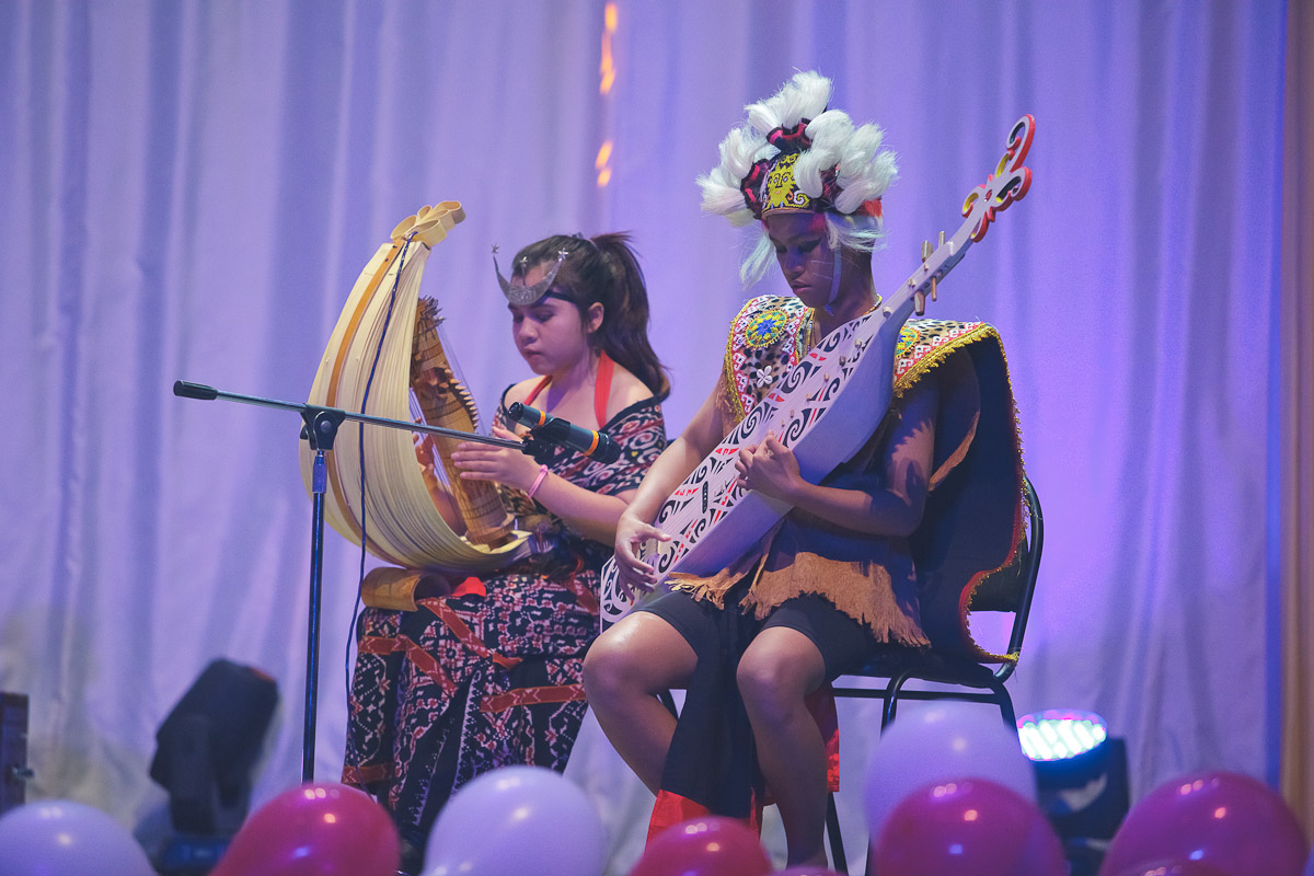 Alat musik Sampe dari Kalimantan berkolaborasi dengan Sasando dari NTT.