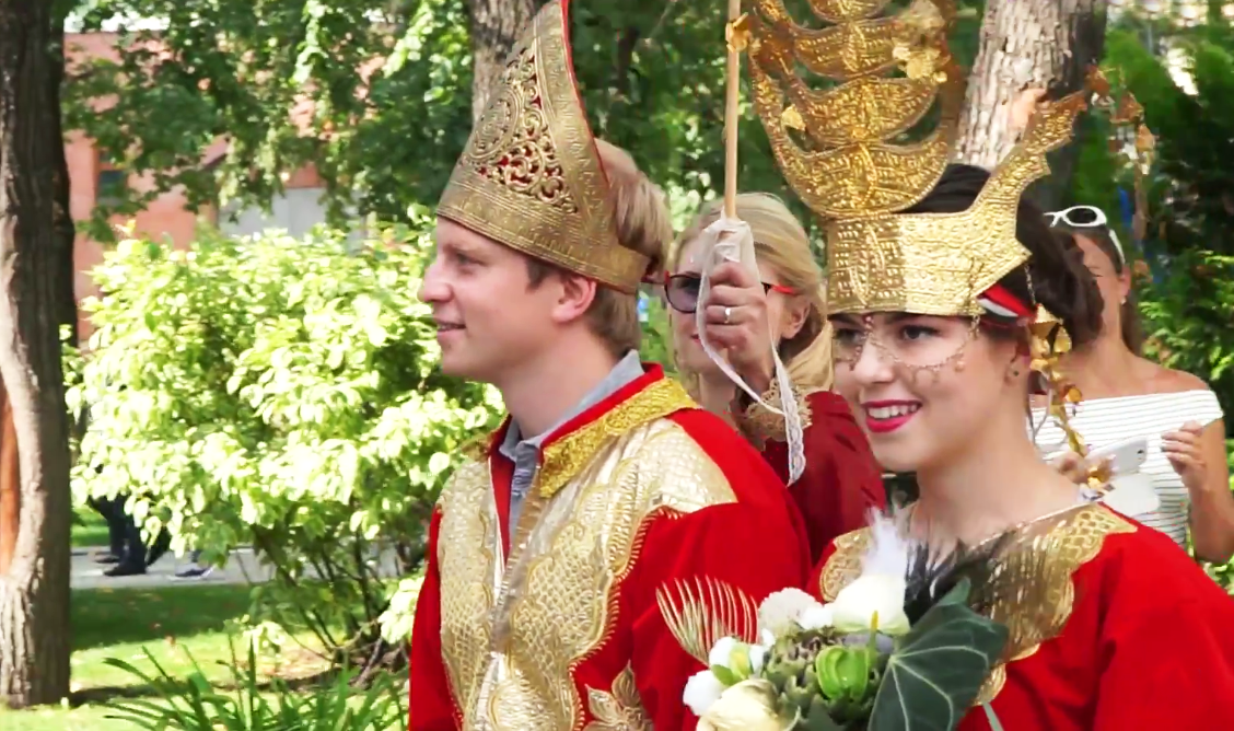 Pasangan Rusia Viktor dan Elizaveta memilih menikah dengan menggunakan adat dan pakaian Sumatera Barat pada Festival Indonesia yang digelar pada 20 – 21 Agustus lalu di Taman Hermitage Moskow.