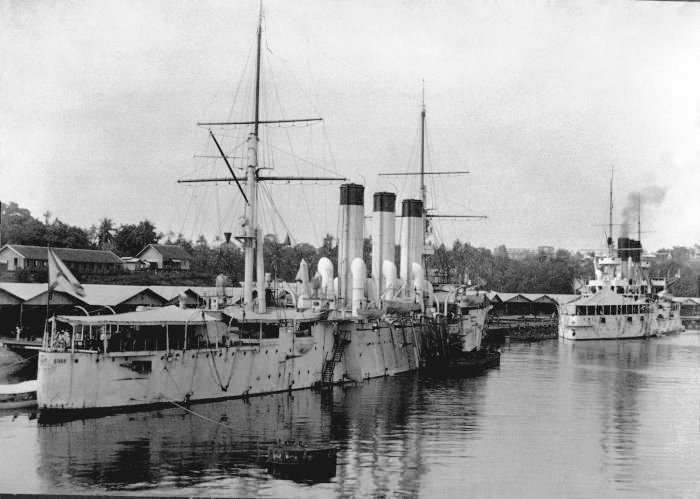 Kapal-kapal perang angkatan laut Rusia tengah berlabuh di Sabang pada 1903 untuk mengisi batu bara sebelum melanjutkan perjalanan ke Port Arthur. Kapal di bagian depan adalah Retvizan, sedangkan di belakangnya adalah Diana.
