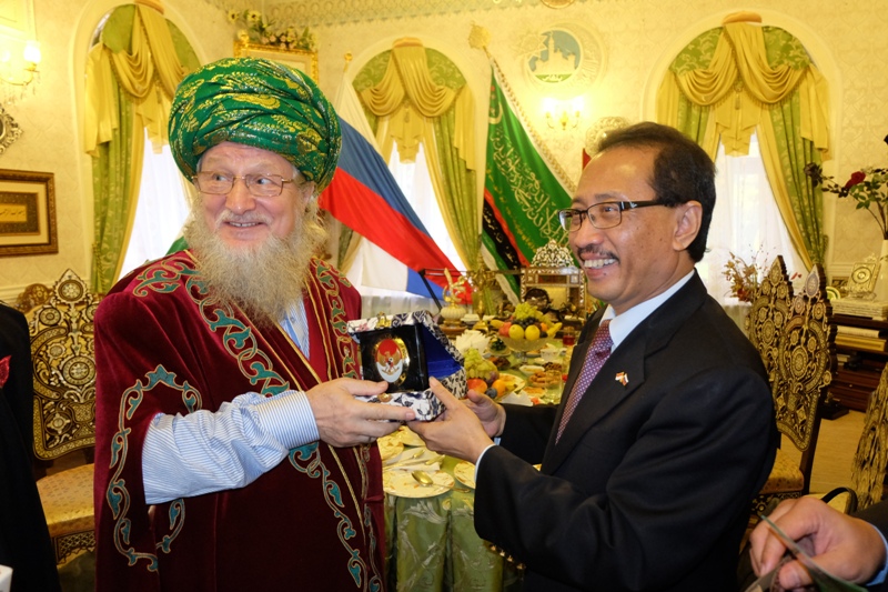 Mufti Agung Rusia Talgat Tadzhuddin (kiri) dan Duta Besar Indonesia untuk Rusia Wahid Supriyadi.
