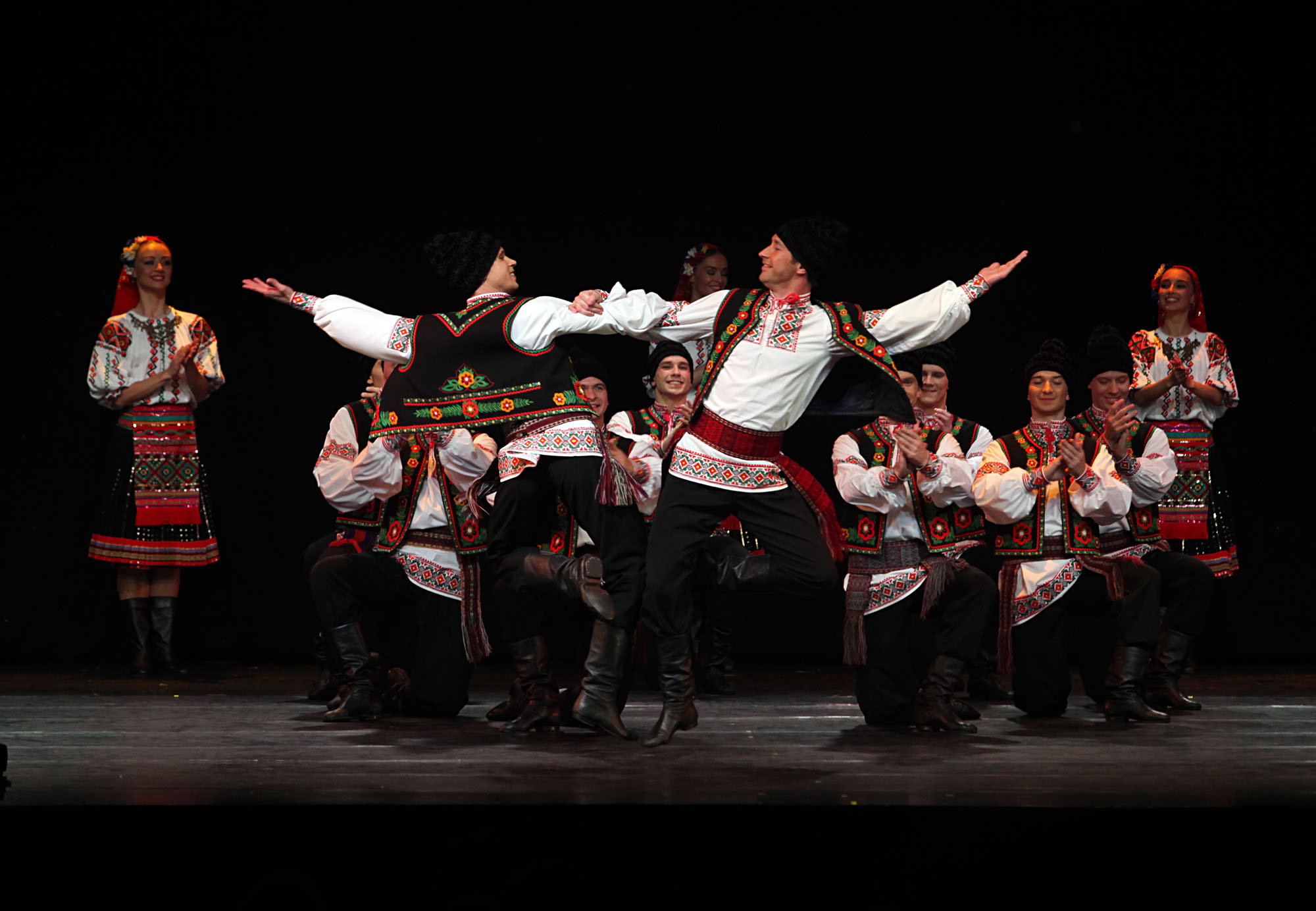 Pada akhir penampilan, Igor Moiseyev Ballet memberikan kejutan pada para penonton dengan menampilkan salah satu tradisional Indonesia — Tari Saman. Kejutan ini sontak disambut tepuk tangan meriah dari para penonton