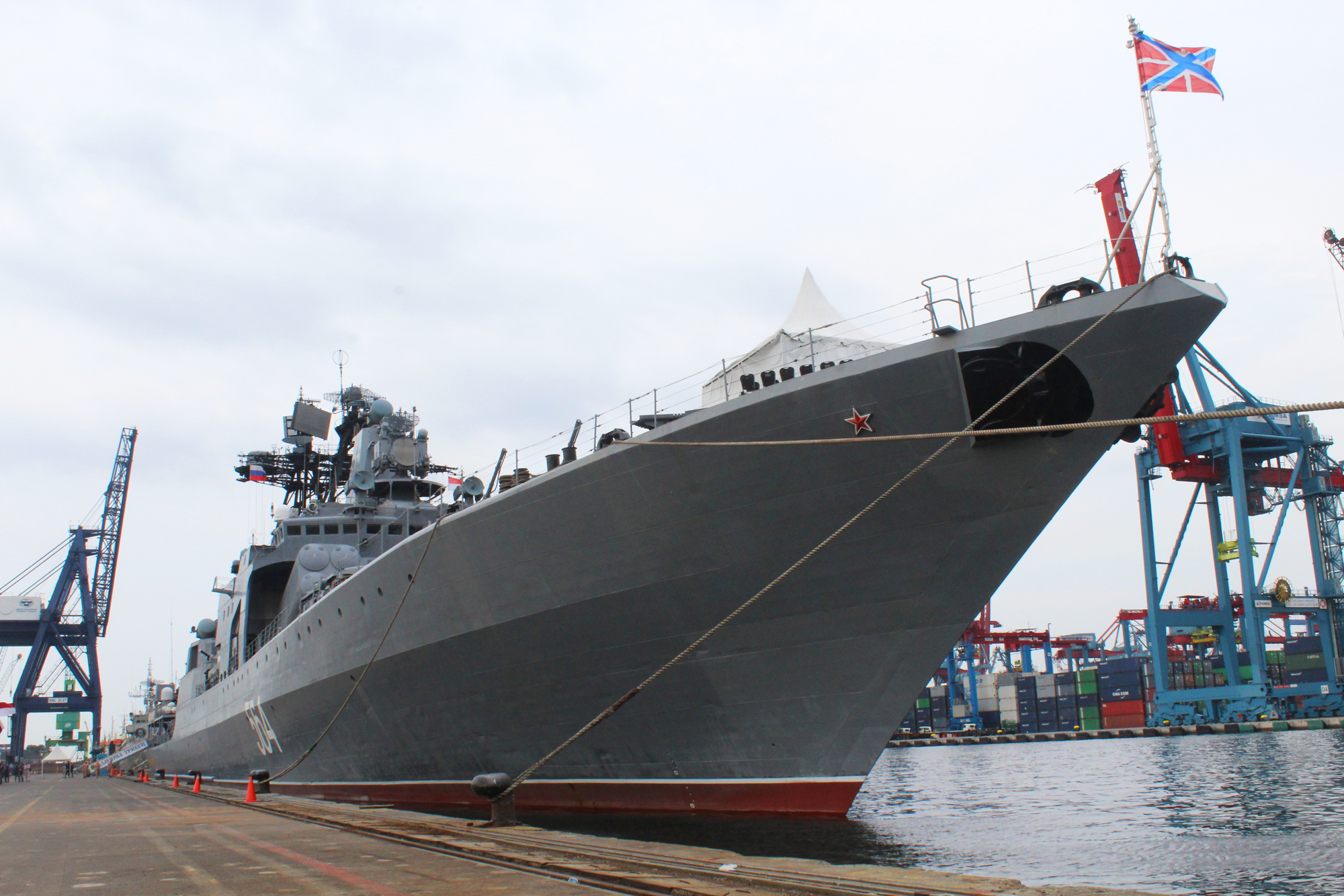 Kapal Admiral Tributs dari Armada Pasifik Rusia tiba di Dermaga Jakarta International Container Terminal (JICT) II Pelabuhan Tanjung Priok, Senin (31/10) dan akan berlabuh di Jakarta hingga Sabtu (5/11).