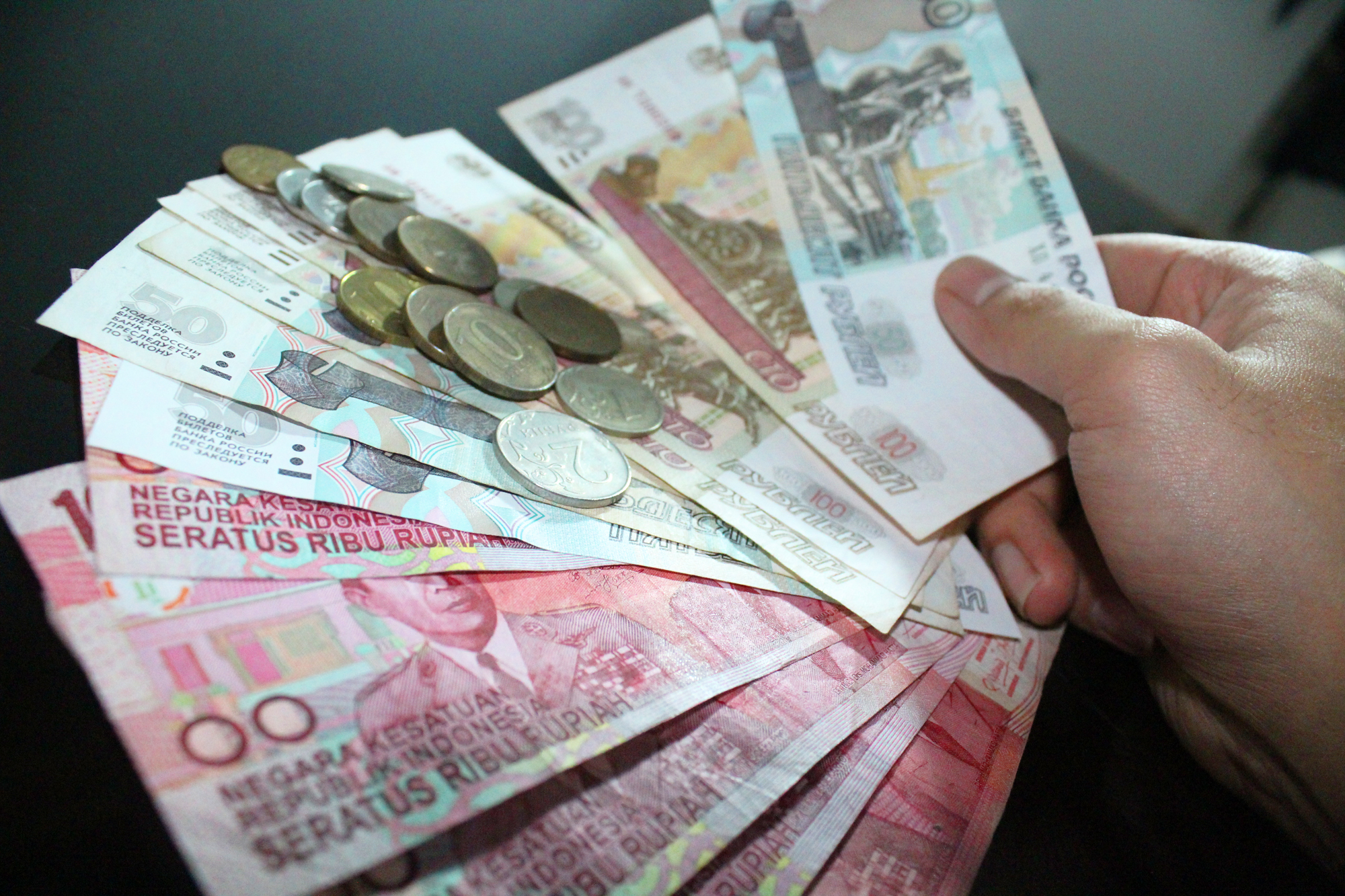 Bank Indonesia mengeluarkan Peraturan BI No. 17/3/2015 mengenai kewajiban penggunaan mata uang rupiah di wilayah NKRI dengan pertimbangan banyaknya transaksi dalam negeri masih menggunakan valuta asing. 