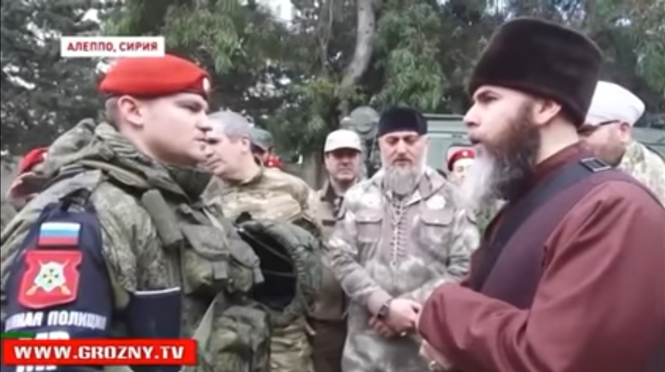 Seorang tentara Rusia tengah mengucapkan dua kalimat syahadat dibantu oleh Mufti Republik Chechnya Salakh Mezhiev.