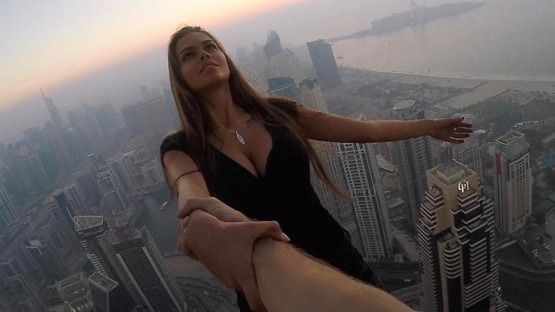 Viktoria menuai banyak kritik atas aksi nekatnya melakukan pemotretan di atas gedung pencakar langit di Dubai tanpa mengenakan pengaman apa pun.