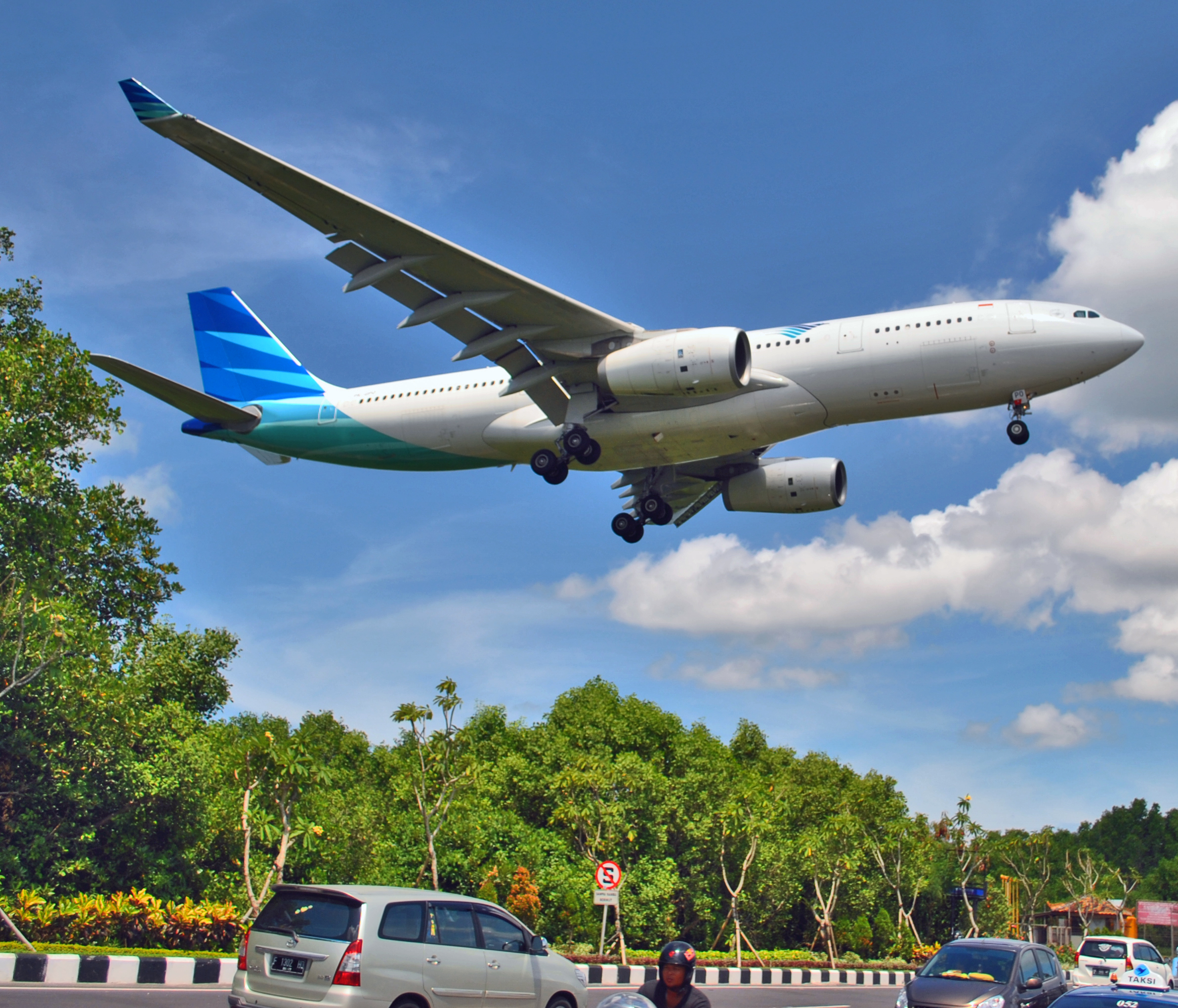 Peswat Garuda Indonesia Airbus A330-200 siap mendarat di Bandara Internasional Ngurah Rai, Bali.