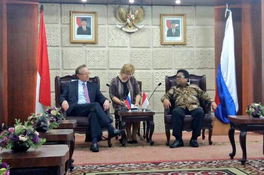 Duta Besar Rusia untuk Indonesia Mikhail Galuzin (kiri) dan Ketua Dewan Perwakilan Daerah (DPD) RI Oesman Sapta Odang.