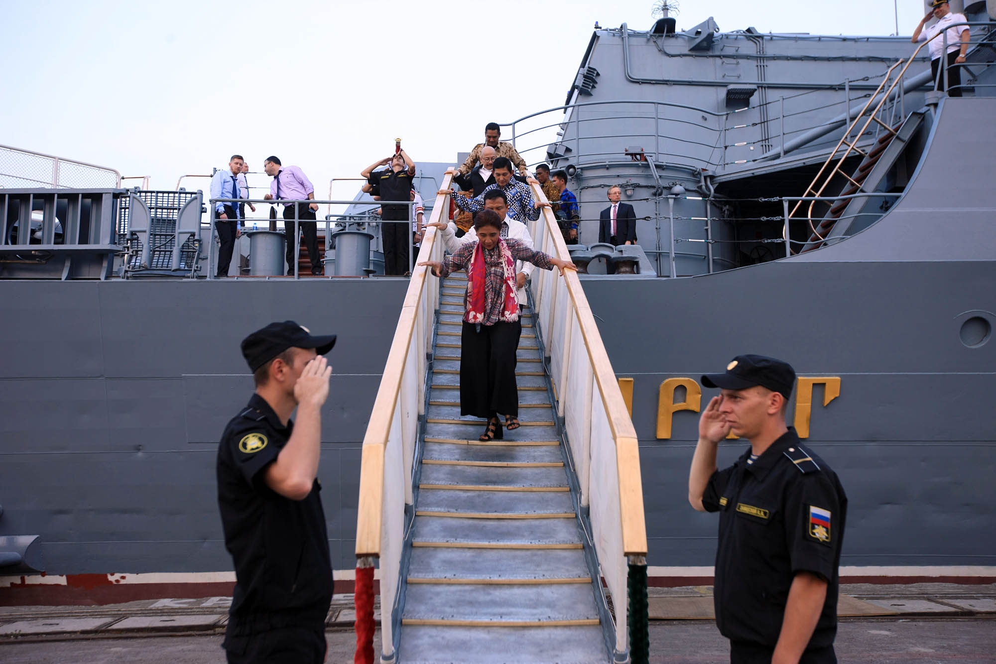Menteri Kelautan dan Perikanan Susi Pudji Astuti menuruni tangga seusai mengujungi kapal jelajah ‘Varyag’ di Pelabuhan JICT 2, Tanjung Priok, Jakarta, Selasa (23/5).