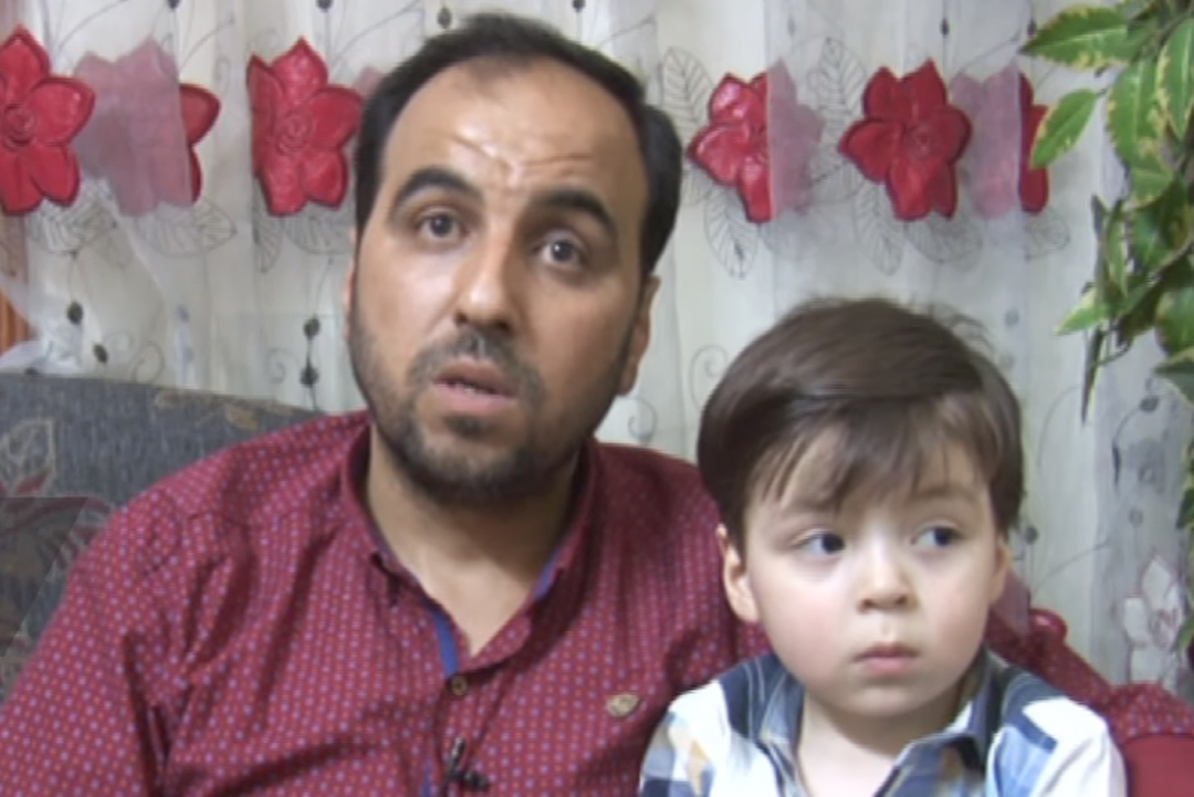 Ayah Omran, Mohammad Kheir Daqneesh, menjelaskan kepada media Rusia atas apa yang sebenarnya terjadi pada anaknya bulan Oktober lalu di Aleppo. 