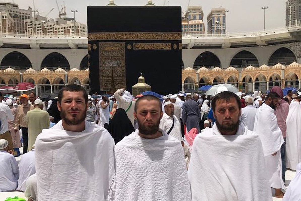 Pakhrudin Yakubov, Anvar Aydamirov, dan Islam Murtazaliev berfoto di depan Kakbah.