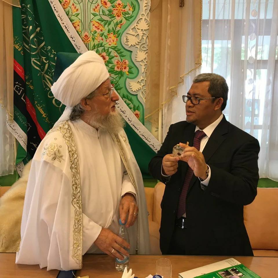 Gubernur Jawa Barat Ahmad Heryawan (kanan) berbincang dengan Mufti Agung Rusia Talgat Tadzhuddin.