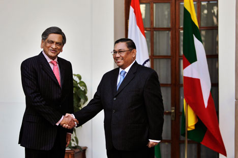 Myanmar's Foreign Minister Wunna Maung Lwin, right, shakes hands with Indian Foreign Minister S.M. Krishna before a meeting at Hyderabad House in New Delhi, India, Tuesday, Jan. 24, 2012. Source: AP