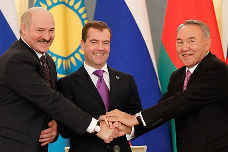 Russia's President Medvedev, Kazakhstan's President Nazarbayev and Belarus' President  Lukashenko shake hands during a signing  ceremony dedicated to the Eurasian Union issues in Moscow's Kremlin. Source: RIA-Novosti