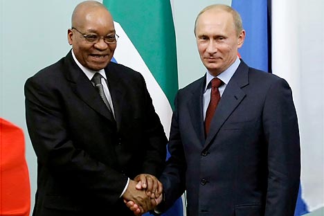 Presidente sul-africano Jacob Zuma (esq.) e Pútin após reunião bilateral
