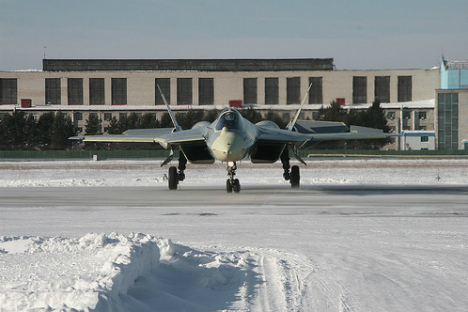 El caza de quinta generación antes de tomar el vuelo de prueba. Fuente: Flickr/kirkjamestkirk.