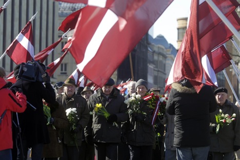 Letna procesija v času latvijskim Waffen SS, ki jih slavijo zaradi boja proti Sovjetski zvezi, a sprožajo polemike v tujini zaradi povezav z nacisti. Riga, 16. marec 2013.