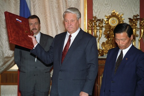 President of Russia Boris Yeltsin (centre) is pictured in 1992 at the ceremony of Boeing 747 black box rendering to South Korea. Source: Itar-Tass / Alexander Sentsov 