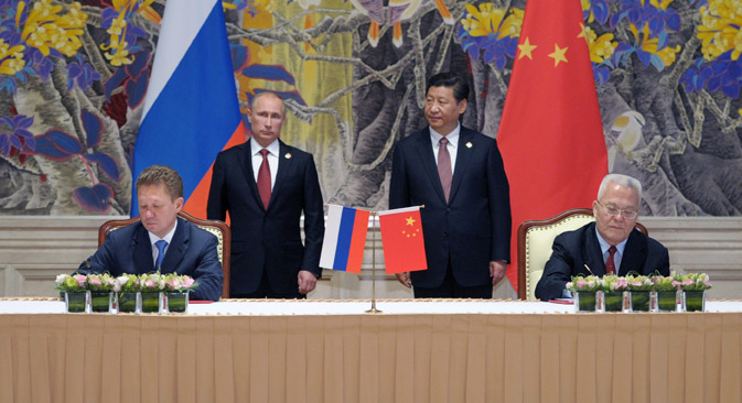 Russian Gazprom CEO Alexei Miller, foreground left, and China's CNPC head Zhou Jiping, foreground right, signing the 30-year deal. Source: AP