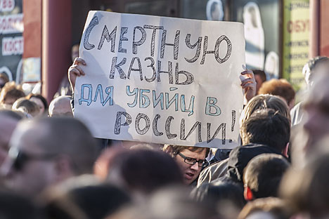 A Belgorod resident holds up a poster demanding capital punishment for those guilty of murder, at the site of a shooting incident on Narodny Bulvar in Belgorod. Six people were killed in the incident. Source: Alexandr Urivskiy / RIA Novosti
