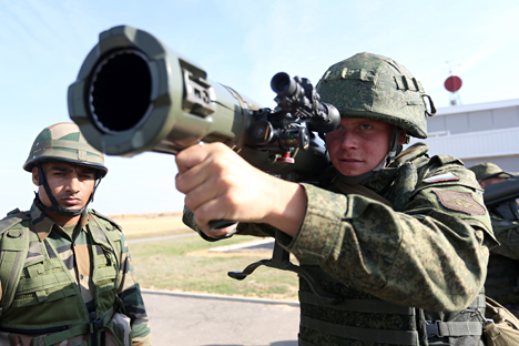 Indian and Russian servicemen during Indra-2014 drills. Source: Kirill Braga / RIA Novosti