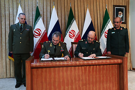 Russia's Defence Minister Sergei Shoigu (second left) and Iran's Defence Minister Hossein Dehghan (second right) sign an agreement to expand military ties in Tehran Iran. Source: AP