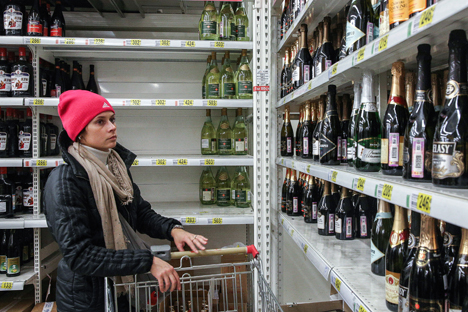 About 15-20 percent of Russian consumers drink expensive wines. Source: Mikhail Pochuev / TASS