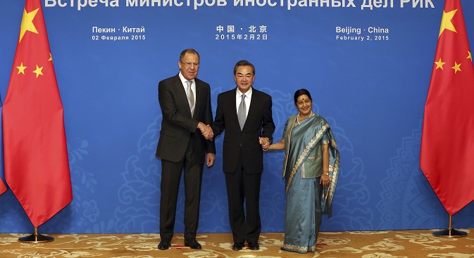Serguêi Lavrov (à esq.), Wang Yi (centro) e Sushma Swaraj posam para fotógrafos antes da reunião entre os ministros no último dia 2 Foto: AP
