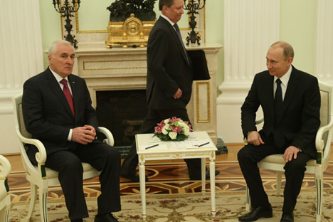 Presiden Rusia Vladimir Putin dan Presiden Ossetia Selatan Leonid Tibilov dalam acara penandatanganan Perjanjian Hubungan Aliansi dan Integrasi Rusia-Ossetia Selatan pada 18 Maret 2015.