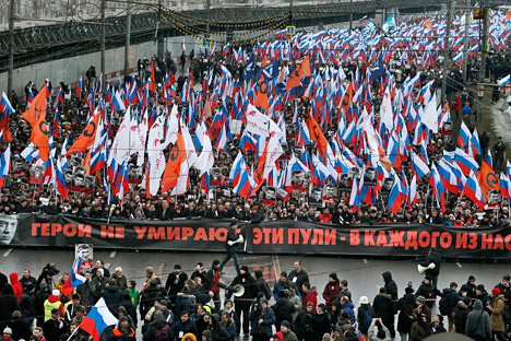 Up to 70,000 people attend march to commemorate slain Kremlin critic. Source: AP