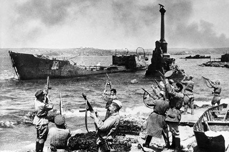 operasi di Krimea menunjukkan esensi perang sebenarnya, sebuah pengalaman yang diperoleh Tentara Merah saat itu.