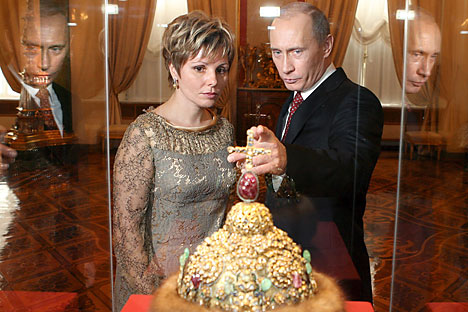 Russian President Vladimir Putin and Yelena Gagarina, the Director of the Kremlin Museums look at the crown of Peter the Great during the ceremony of the celebration of the 200th anniversary of the Kremlin Museums in Moscow, Tuesday 07 March 2006. Source: EPA / Yuri Kadobnov