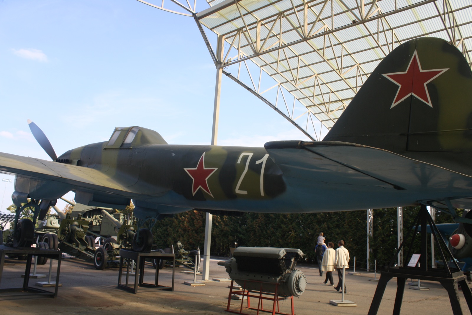 U odjeljenju za zrakoplovstvo predstavljena je zbirka sovjetskih i američkih aviona.