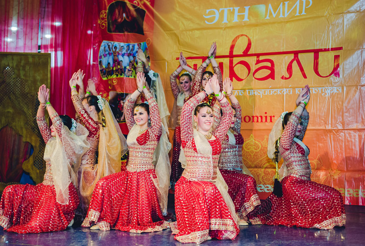 Concerts by the masters of Indian dance, vocal and instrumental music visiting Russia are organised at the "Etnomir".