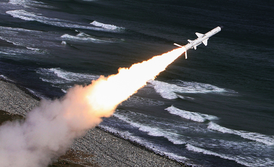 Sebuah misil melaju di atas laut dalam foto yang didokumentasikan oleh Kementerian Pertahanan Rusia ini.